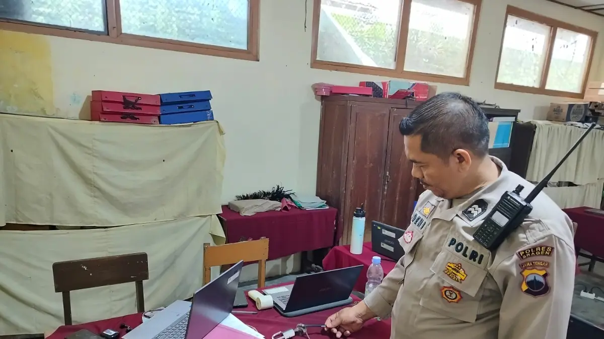 Kurang dari 24 jam pelaku pencurian chromebook di Sragen berhasil ditangkap petugas. (AHMAD KAIRUDIN/SOLOBALAPAN.COM)