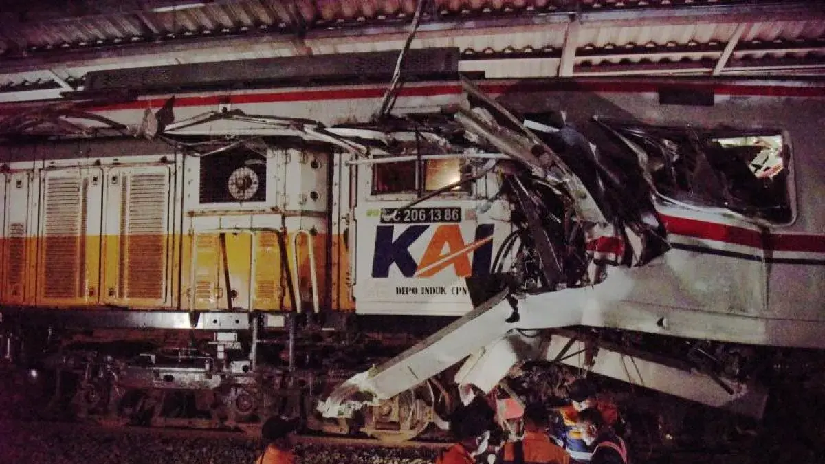 Petugas memeriksa kondisi gerbong KRL Commuterline yang bertabrakan dengan KA Argo Bromo Anggrek relasi Gambir-Surabaya Pasar Turi di Stasiun Bekasi Timur, Bekasi, Jawa Barat, Senin (27/4/2026). ANTARA FOTO/Paramayuda/zk