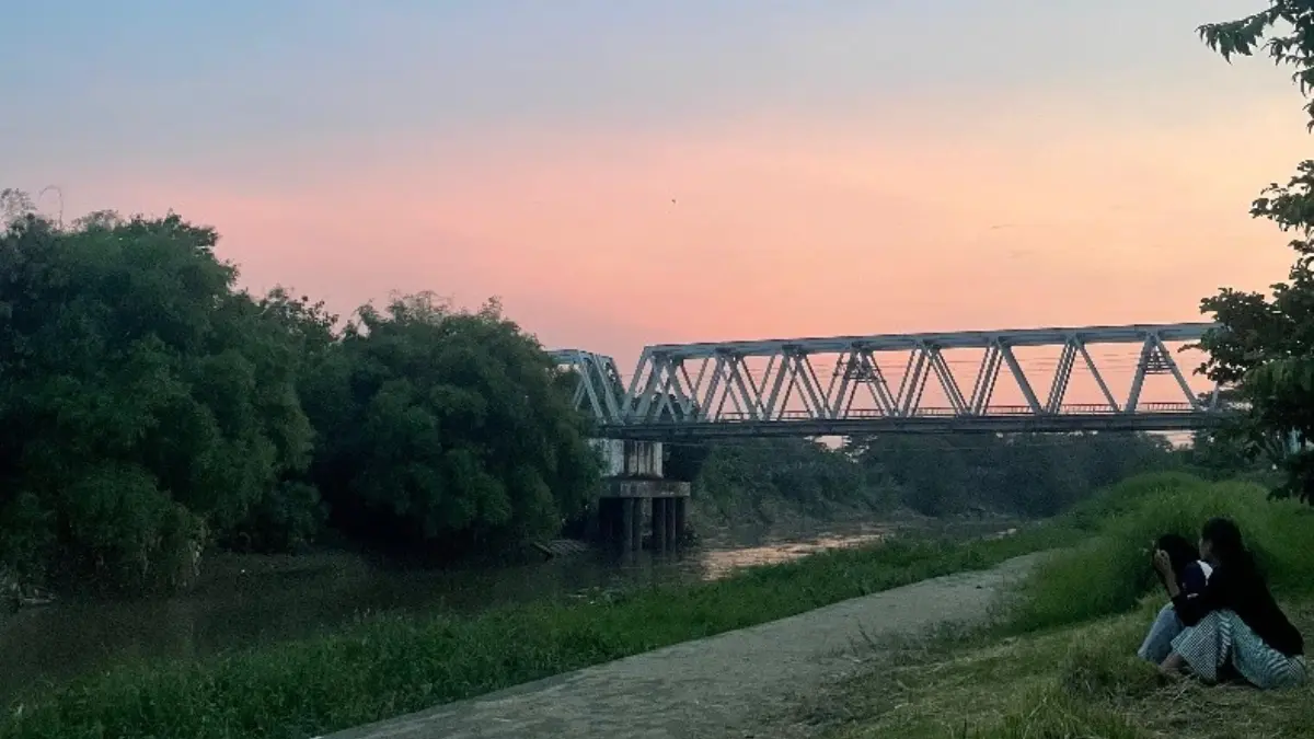 Potret Suasana di Bawah Jembatan Jurug.