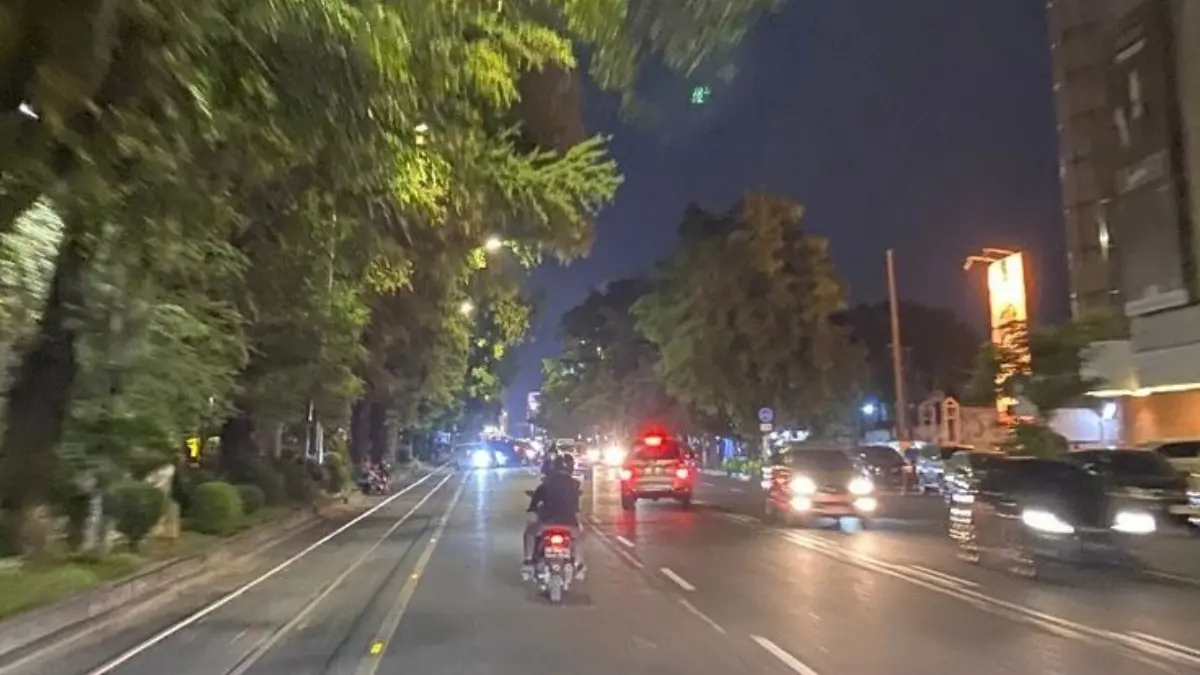 Suasana Jalanan Slamet Riyadi di Malam Hari (Pinterest.id/Boysdon’tcry)