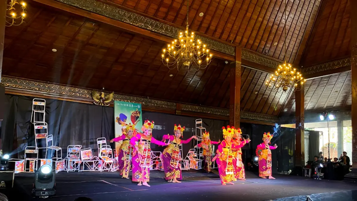 Tari Leggang Mesatya mejadi salah satu perform yang mencuri perhatian dalam gelaran Solo Menari di Balai Kota Surakarta, Selasa (28/4) (Lutfiana Sekar/solobalapan.com)