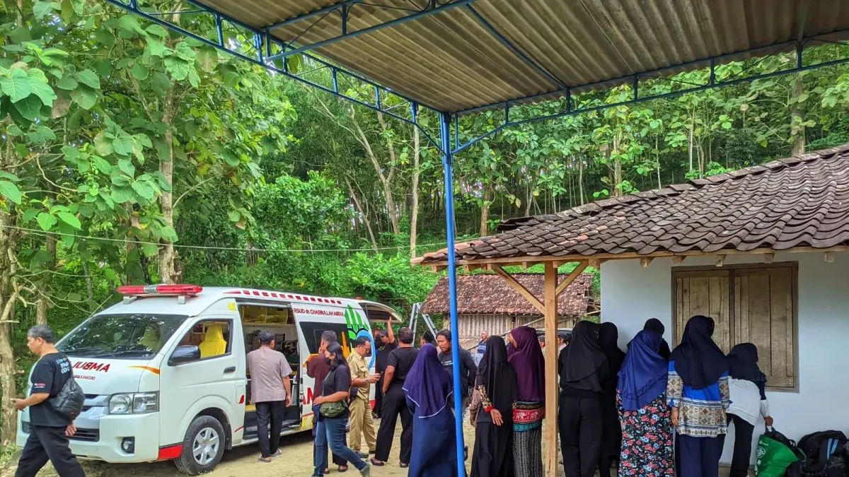 Jenazah Ristuti Kustirahayu disambut tangis keluarga saat tiba di Manyaran. (IWAN ADI LUHUNG/SOLOBALAPAN.COM)