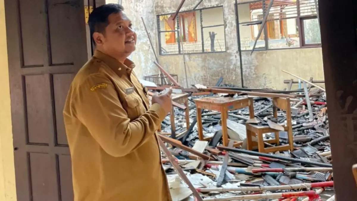 Kepala Dinas Pendidika Sukoharjo Havid Danang Purnomo Widodo saat meninjau kebakaran di gudang SMPN 3 Tawangsari. (IWAN KAWUL/SOLOBALAPAN.COM)
