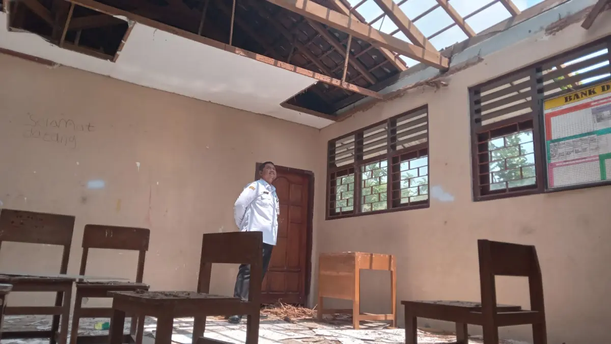 Kepala Dinas Pendidikan dan Kebudayaan Sukoharjo memeriksa plafon SDN Ngasinan yang ambrol Rabu (29/4)