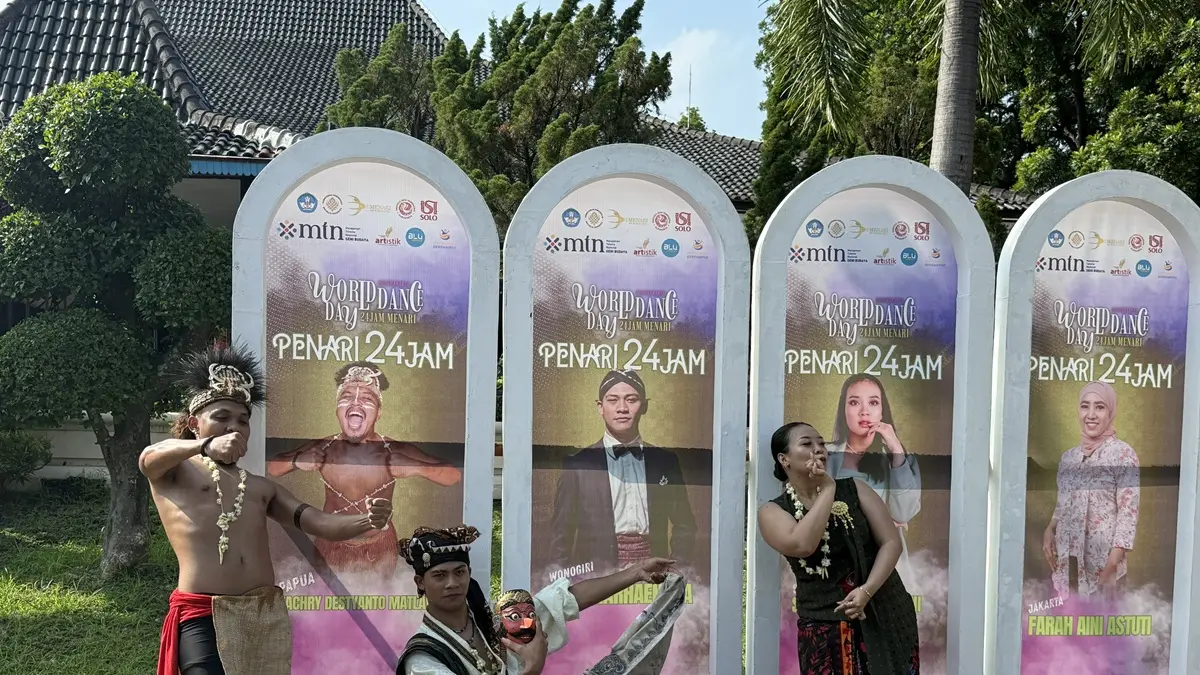 Perayaan World Dance Day melalui pagelaran “24 Jam Menari” resmi dibuka di Pendopo Agung Institut Seni Indonesia Surakarta, Selasa (29/4/2026). (Lutfiana Sekar/solobalapan.com)