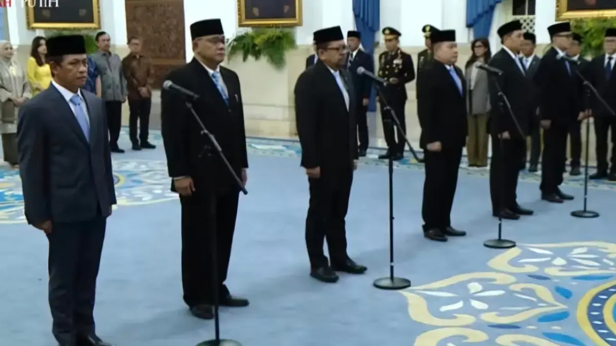 Presiden Prabowo Subianto resmi merombak atau reshuffle Kabinet Merah Putih di Istana Negara, Jakarta, Senin (27/4). (Setpres)
