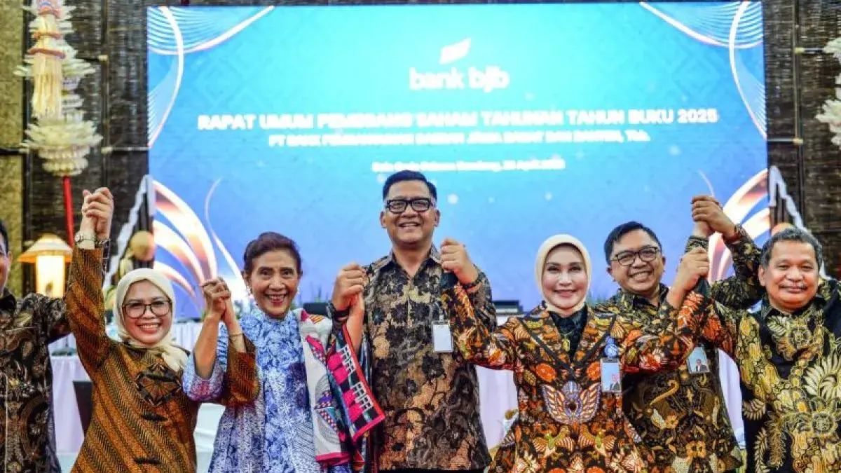 Susi Pudjiastuti resmi menjabat sebagai Komisaris Utama Bank BJB lewat RUPST 2026. (ANTARA FOTO/RAISAN AL FARISI)