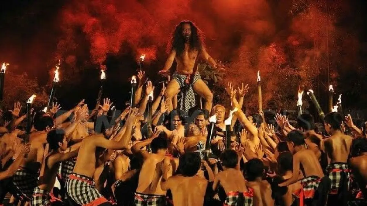 Tari Kecak khas Bali. (From: Pinterest)