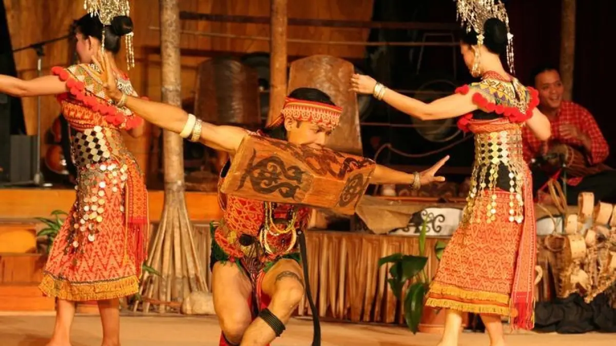Tari khas Sarawak. (From: Pinterest)