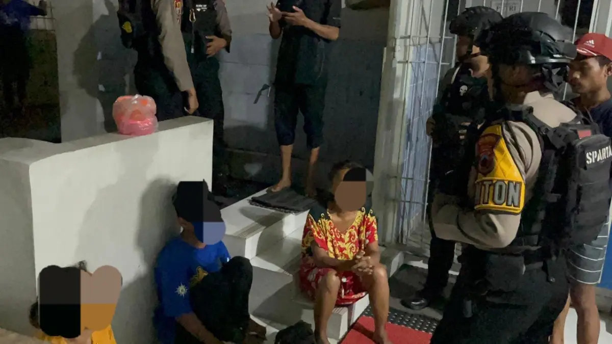Tiga terduga pelaku pencurian diamankan di Gilingan Solo berkat kolaborasi warga dan polisi. Sejumlah barang bukti turut disita petugas. (IST)