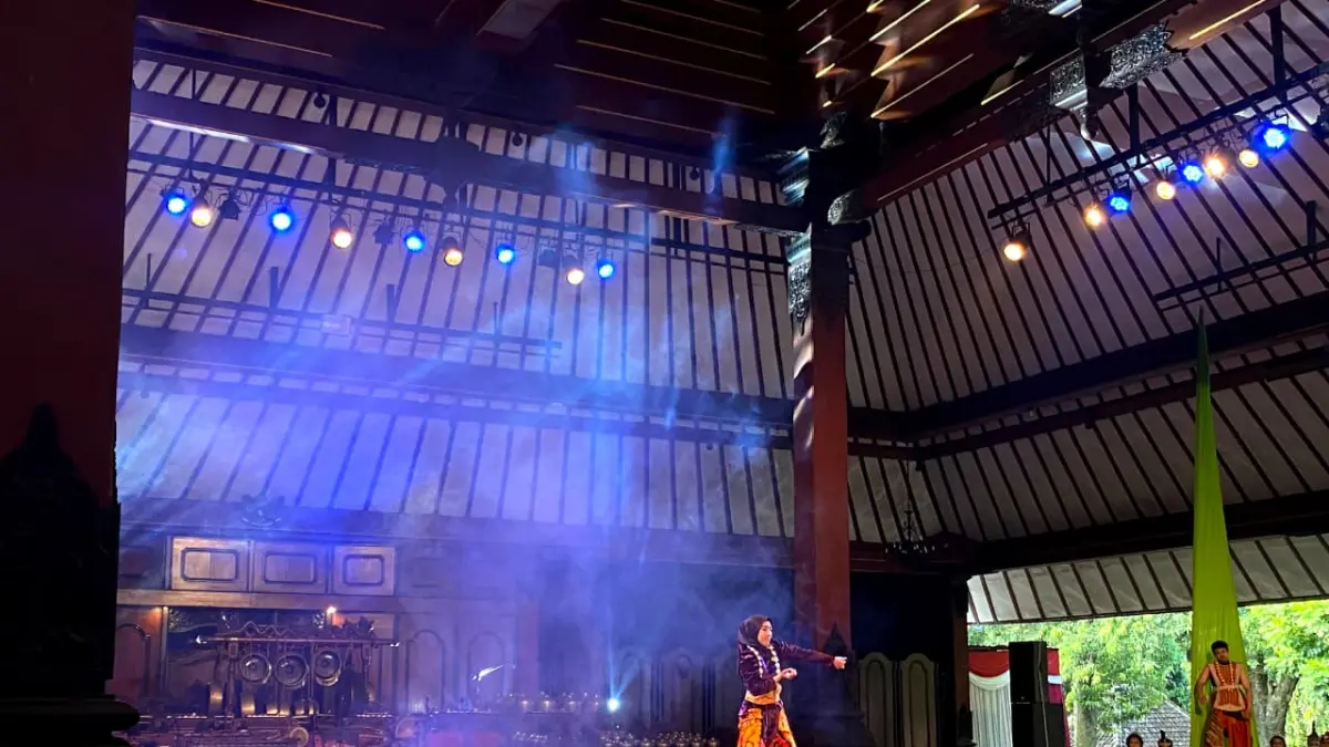 Farah Aini Astuti saat tampil di 24 Jam Menari ISI Surakarta dalam World Dance Day 2026 (Lutfiana Sekar/solobalapan.com)