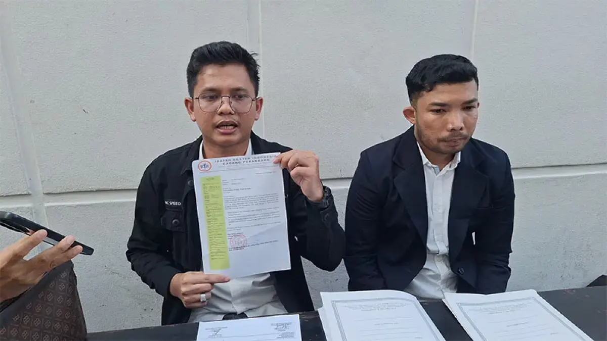 Kuasa Hukum Korban, saat menunjukan surat keterangan bahwa tersangka bukan merupakan seorang dokter, Selasa (28/4/2026). ISTIMEWA