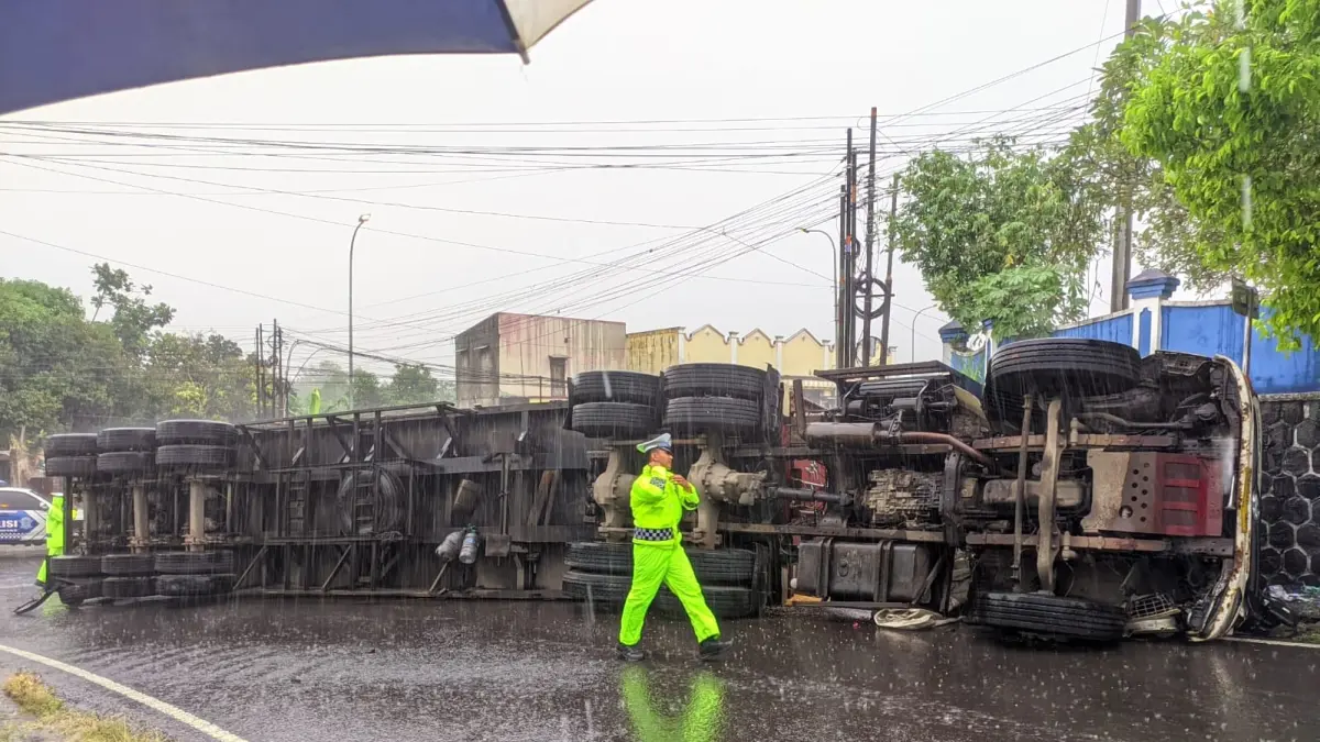 Truk pengangkut jagung terguling di barat Jembatan Jurang Gempal Wonogiri, Kamis (30/4). (IWAN ADI LUHUNG/SOLOBALAPAN.COM)