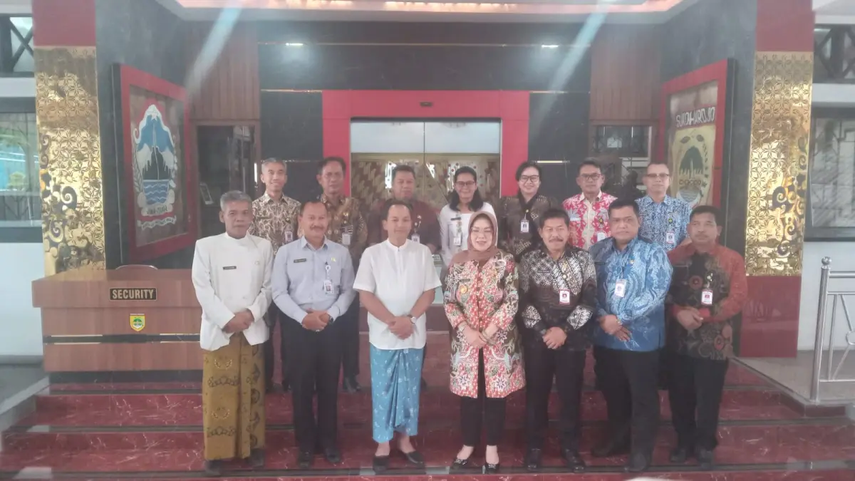 Wali Kota Solo Respati Ardi silaturahmi ke Bupati Sukoharjo Etik Suryani, Kamis (30/4). (IWAN KAWUL/SOLOBALAPAN.COM) 