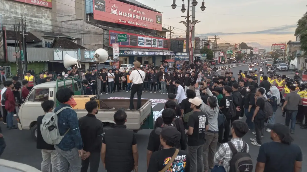BEM Soloraya  menggelar aksi di pertigaan tugu Kartasura dalam rangka Hari Buruh Internasional. (IWAN KAWUL/SOLOBALAPAN.COM)