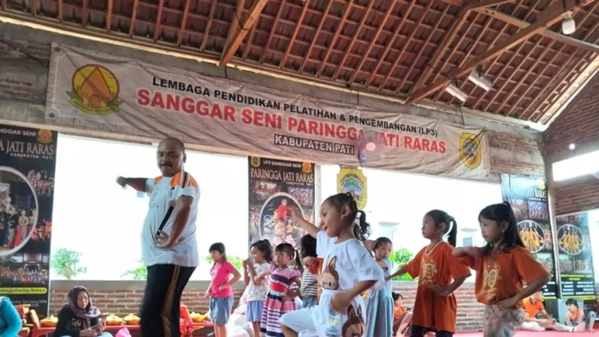 Ajarkan tari sejak dini sebagai upaya kembangkan ketrampilan anak. (DOK: SangPaJaR)&nbsp;