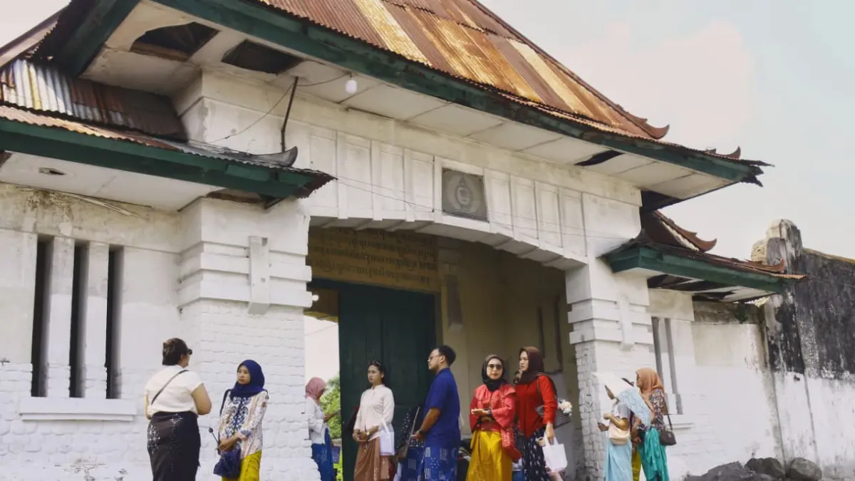 Komunitas anak muda di Solo menghadirkan cara baru mengenalkan sejarah lewat telusur berkain di Baluwarti. (Hernidya Jalu/solobalapan.com)