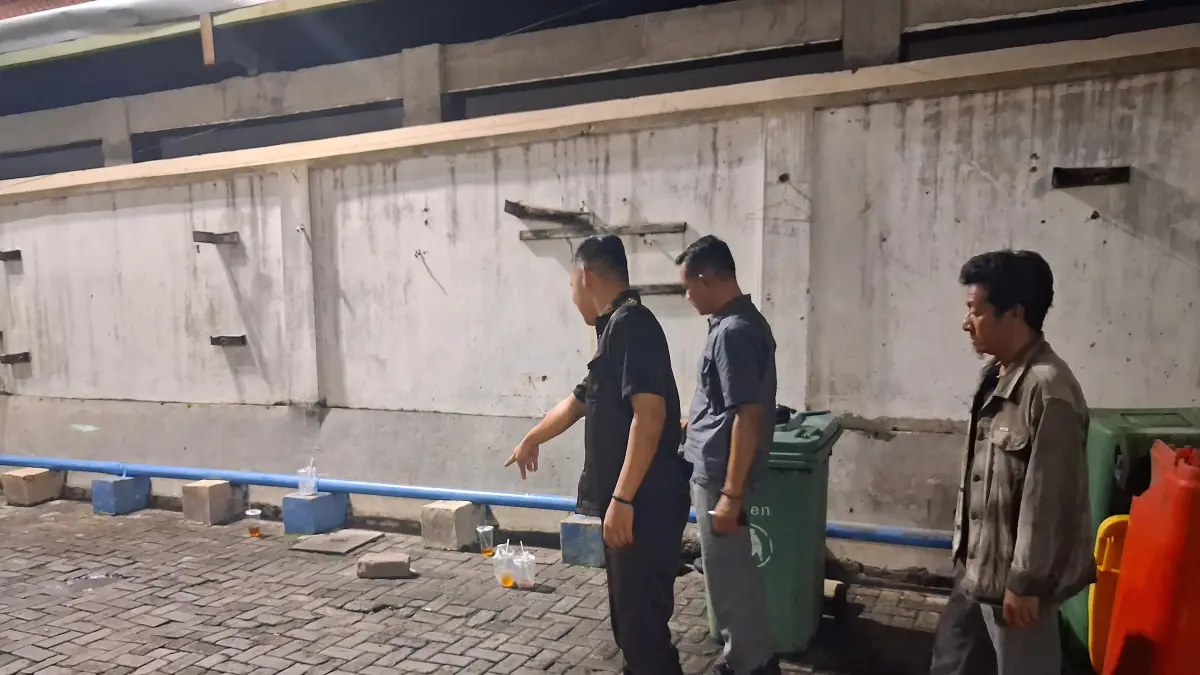 Petugas menunjukkan tempat terjatuhnya pasien RS Moewardi dari lantai atas. (IST)