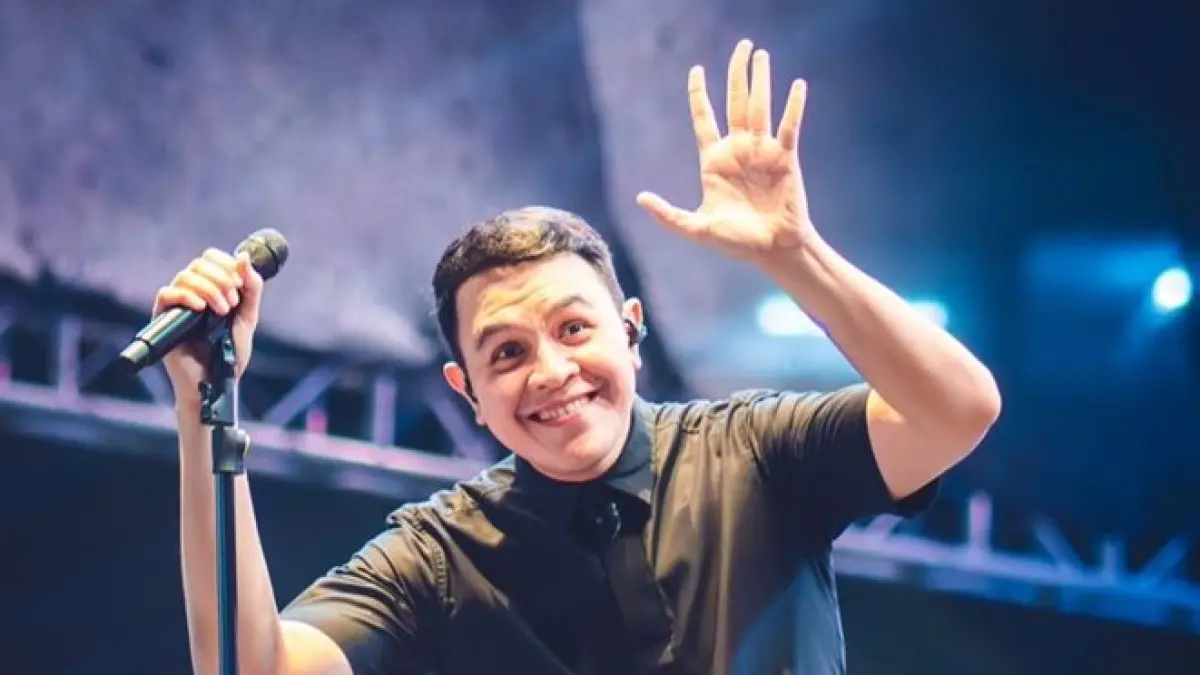 Potret Tulus saat konser (Pinterest.id/rai)