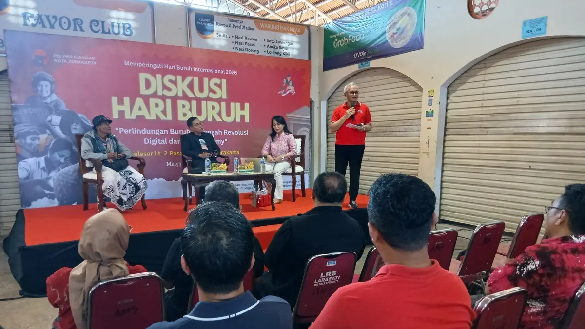Ketua DPC PDIP Solo Aria Bima beri solusi kesejahteraan buruh dalam diskusi Hari Buruh di Pasar Legi, Minggu (3/5). 