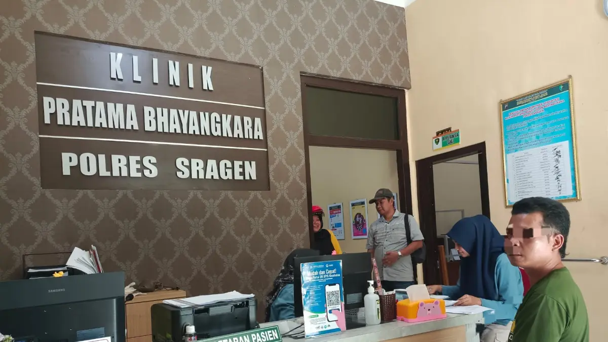 Pelaku penipuan melalui aplikasi kencan MiChat berhasil ditangkap jajaran Polres Sragen. (AHMAD KHAIRUDIN/SOLOBALAPAN.COM)