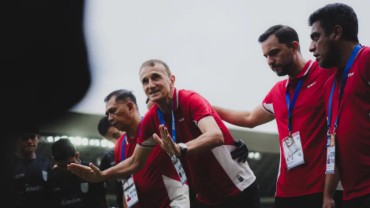 Coach Milomir Seslija saat memberikan intruksi.