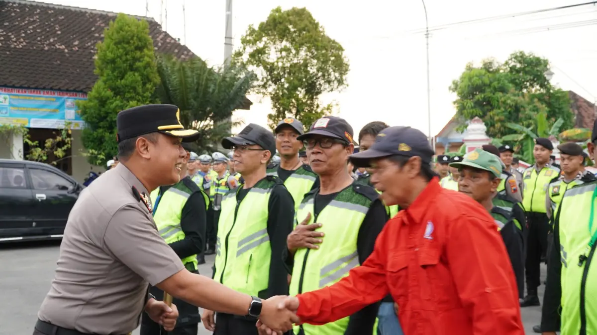 Kapolres Sukoharjo AKBP Anggaito Hadi Prabowo memimpin Apel AG Pagi di Kelurahan Dukuh, sekaligus mengapresiasi inovasi pos kamling dan komunitas Yuyu Kangkang dalam menjaga keamanan lingkungan. (IWAN KAWUL/SOLOBALAPAN.COM)