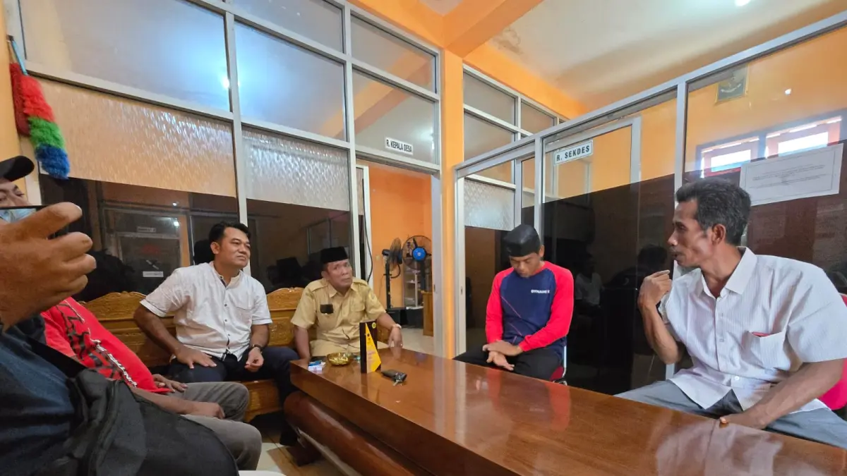 Pertemuan kades, dengan anggota DPRD sragen dan beberapa warga terkait polemik Pengadaan material BKK di Desa Kandangsapi. (IST)
