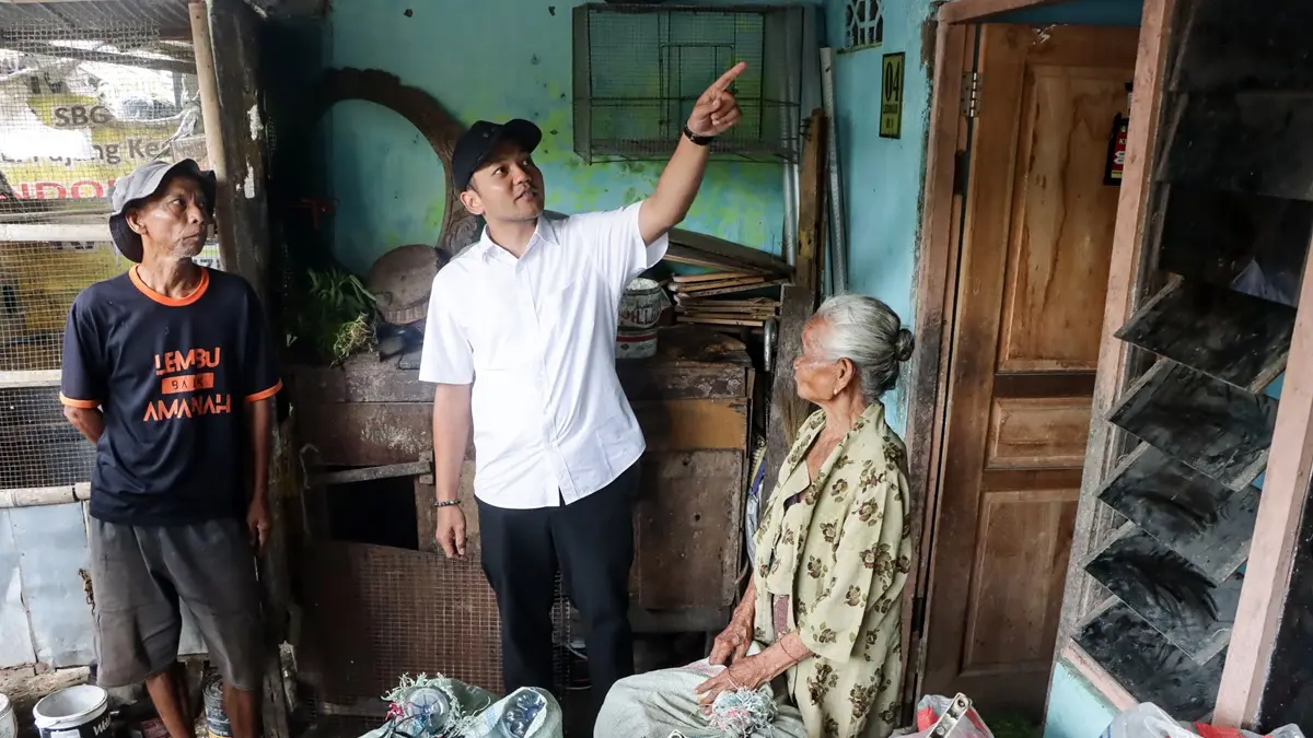 Wali Kota Solo, Respati Ardi ketika meninjau rumah tidak layak huni. (MUH. IHSAN/SOLOBALAPAN.COM)