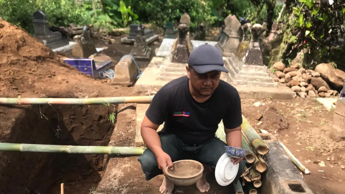 Warga Desa Jelok, Boyolali, menemukan keramik dan tembikar saat menggali makam. (ABDUL KHOFID FIRNANDA PUTRA/SOLOBALAPAN.COM)