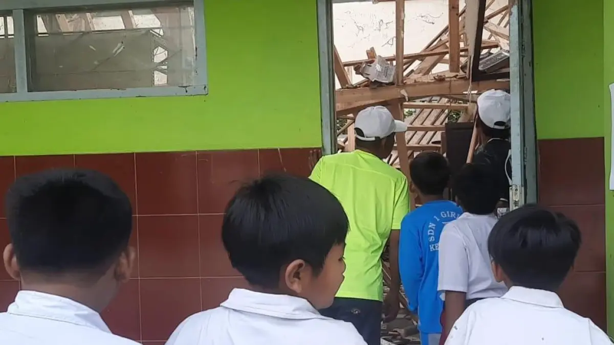 Atap SDN 1 Girilayu, Matesih, Karanganyar ambruk diduga akibat bangunan lapuk dan minim perawatan. 9RUDI HARTONO RS/SOLOBALAPAN.COM)