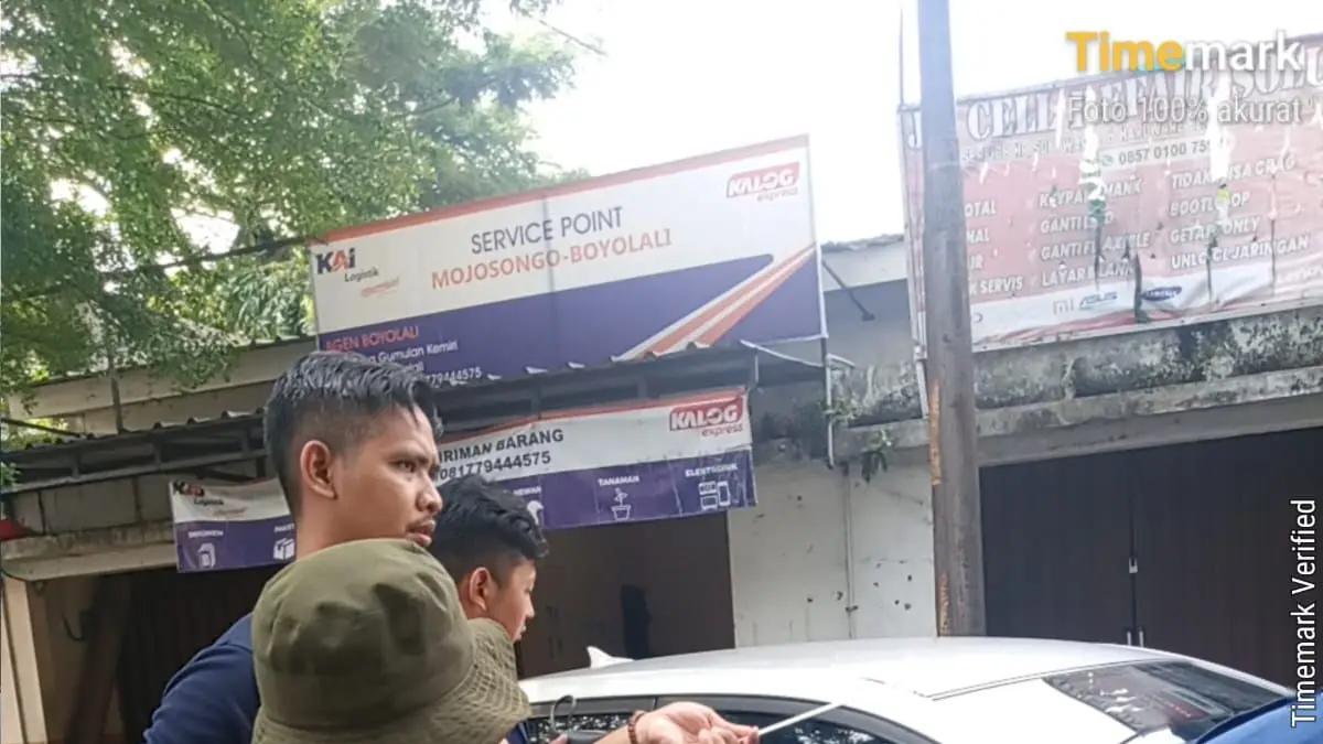 Damkar Boyolali berhasil membuka pintu mobil warga yang terkunci otomatis saat mesin hidup. (Dok. Damkar)