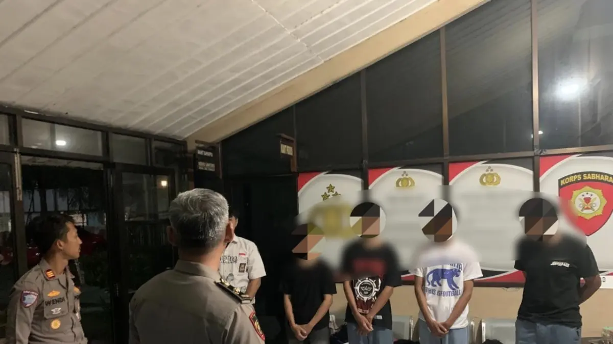 Remaja yang berkonvoi kendaraan dengan knalpot brong di Jalan Jogja Solo berhasil diamankan polisi. (Dok. Polres Klaten)