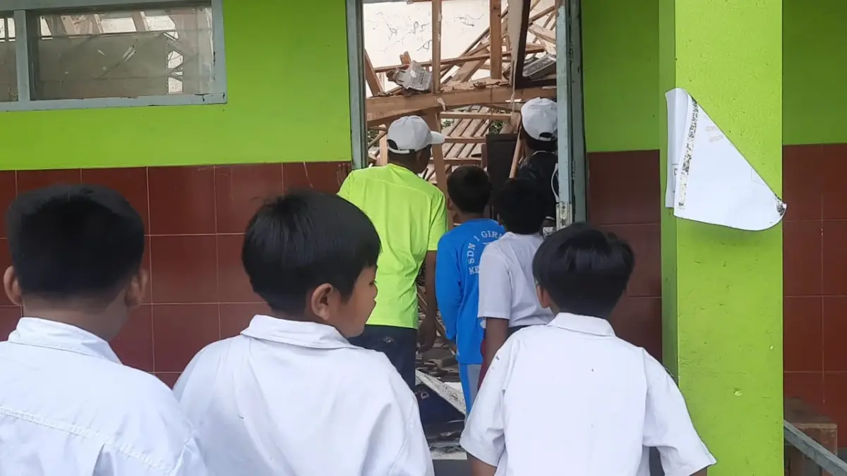 Atap SDN Girilayu Karanganyar ambruk pada Selasa (5/5/2026). (Rudi Hartono/solobalapan.com)