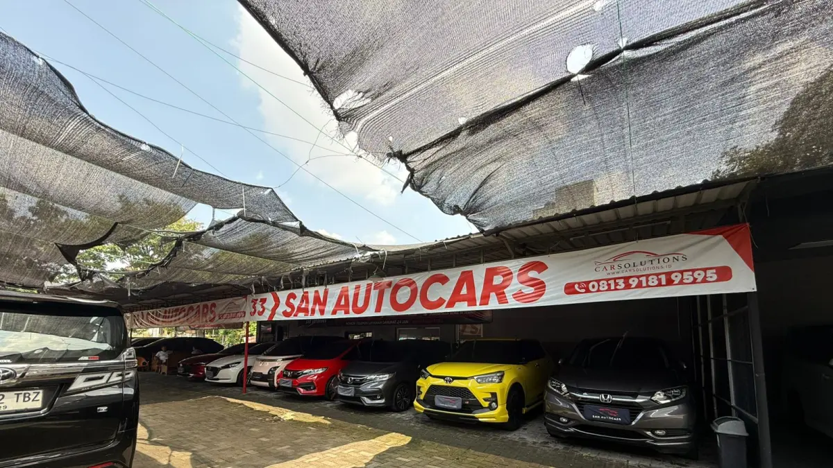 Di showroom mobil bekas, kenaikan harga BBM belum memberikan dampak signifikan terhadap penjualan. (Lutfiana Sekar/solobalapan.com)