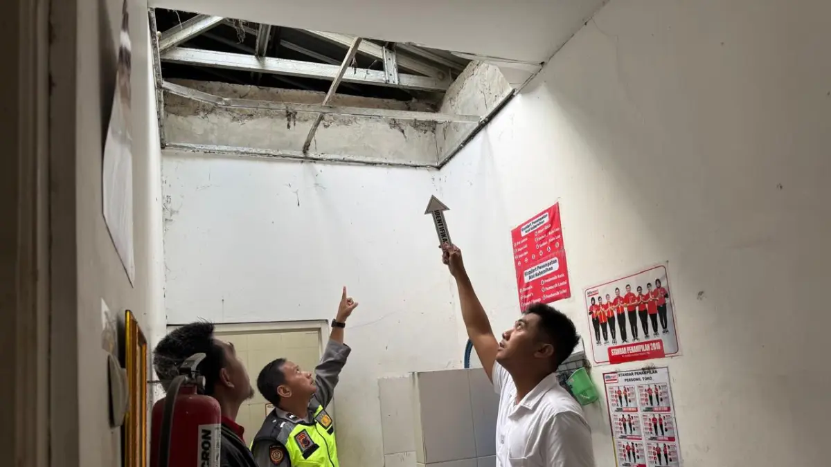 Pencuri membobol atap plafon Alfamart di Mojososngo Boyolali. (IST)