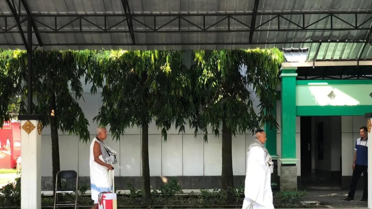 Jemaah haji gelombang dua Embarkasi Solo mulai mengenakan ihram sejak dari Asrama Haji Donohudan. (ABDUL KHOFID FIRNANDA PUTRA/SOLOBALAPAN.COM)