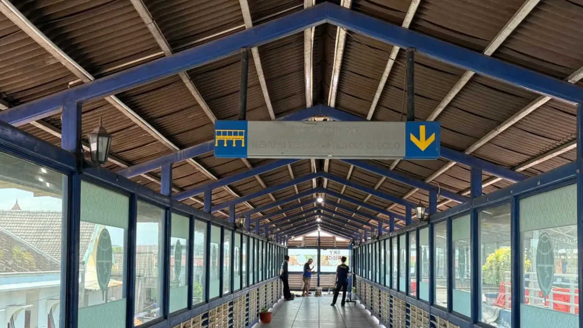 Skybridge Tirtonadi di Solo masih aktif digunakan masyarakat sebagai akses penghubung Stasiun Solo Balapan dan Terminal Tirtonadi. (LUTFIANA SEKAR/SOLOBALAPAN.COM)