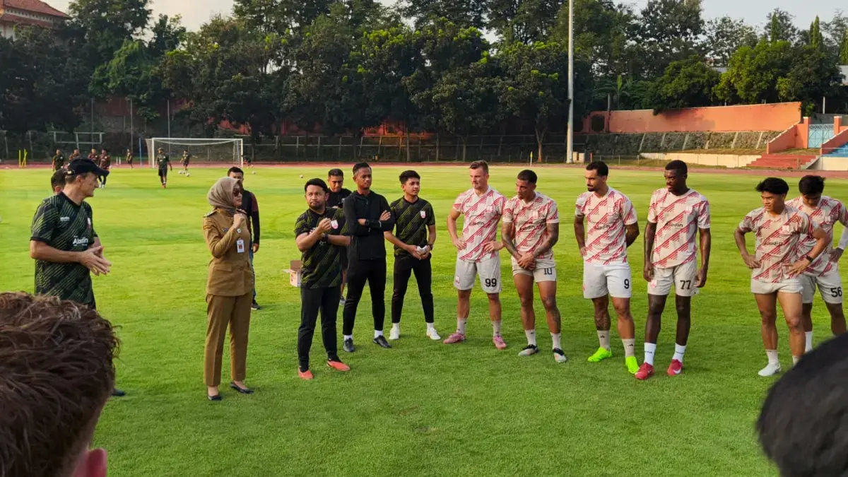 Wakil Wali Kota Solo Astrid Widayani saat hadir memberi dukungan dan semangat ke pemain Persis Solo di Stadion UNS, Selasa (5/5/2026). (Niko Auglandy/ Radar Solo)