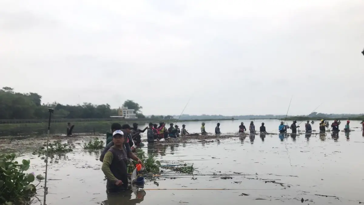 Meski menyimpan kisah mistis, Waduk Cengklik tetap rami dikunjungi masyarakat untuk aktivitas dan rekreasi. (ABDUL KHOFID FIRNANDA PUTRA/SOLOBALAPAN.COM)