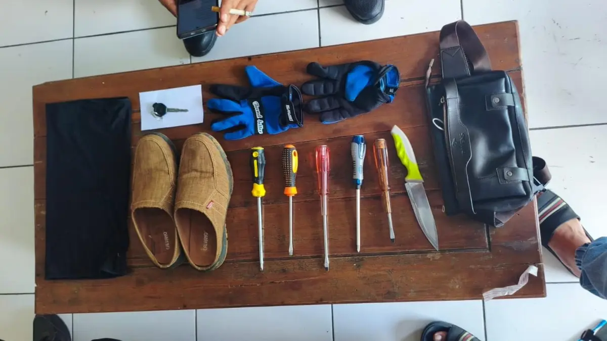 Polisi menyita barang bukti yang digunakan untuk melakukan aksi pencurian. (ist)
