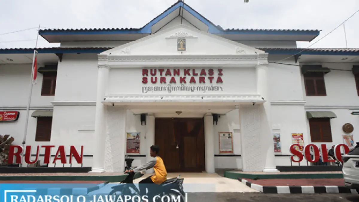 Tersangka korupsi retribusi PKL Karanganyar berinisial AM dipindahkan ke Rutan Surakarta usai menjalani perawatan di RSUD Kartini. (Dok. Raso)