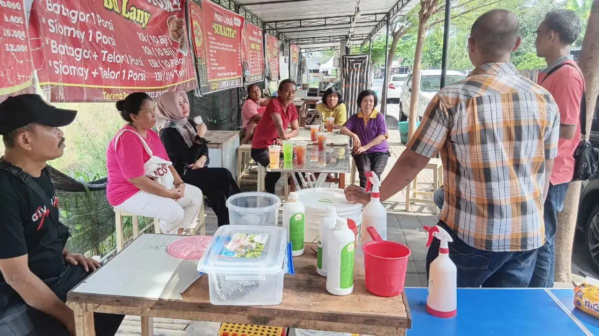 Paguyuban PKL Kembul Swarga Banyuanyar Solo mulai mengolah sampah organik secara mandiri menjadi kompos. (DAMIANUS BRAM/SOLOBALAPAN.COM)