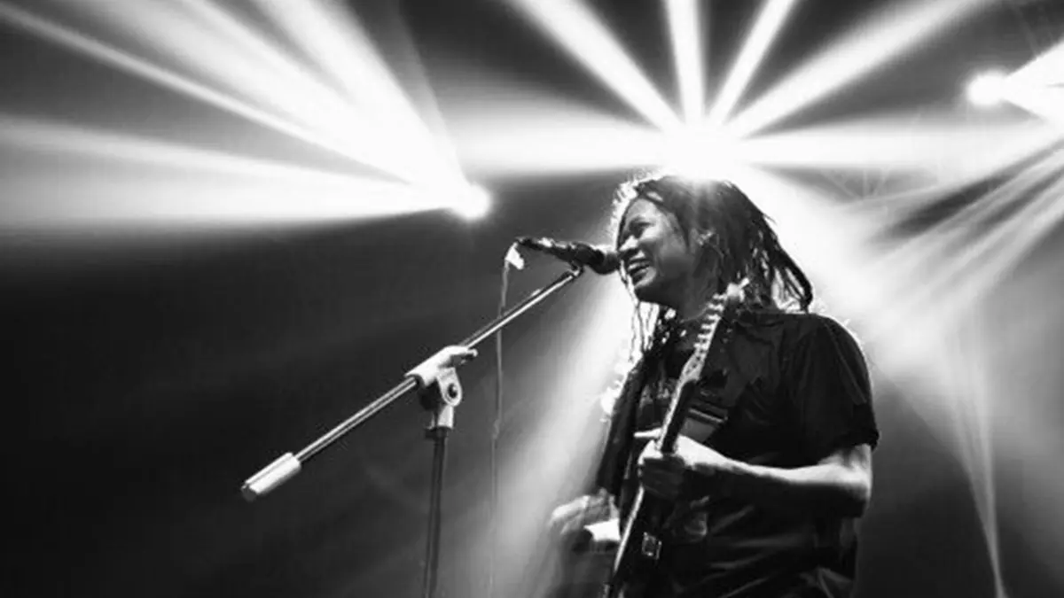 Potret Tony Q Rastafara ketika konser (Pinterest.id/atkencan)