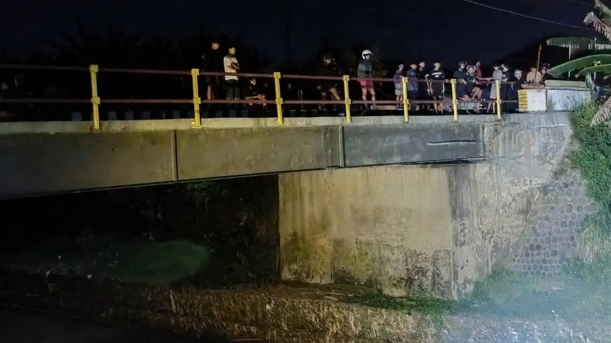Tim SAR gabungan melakukan pencarian intensif di sepanjang aliran sungai Mungkung. (IST)