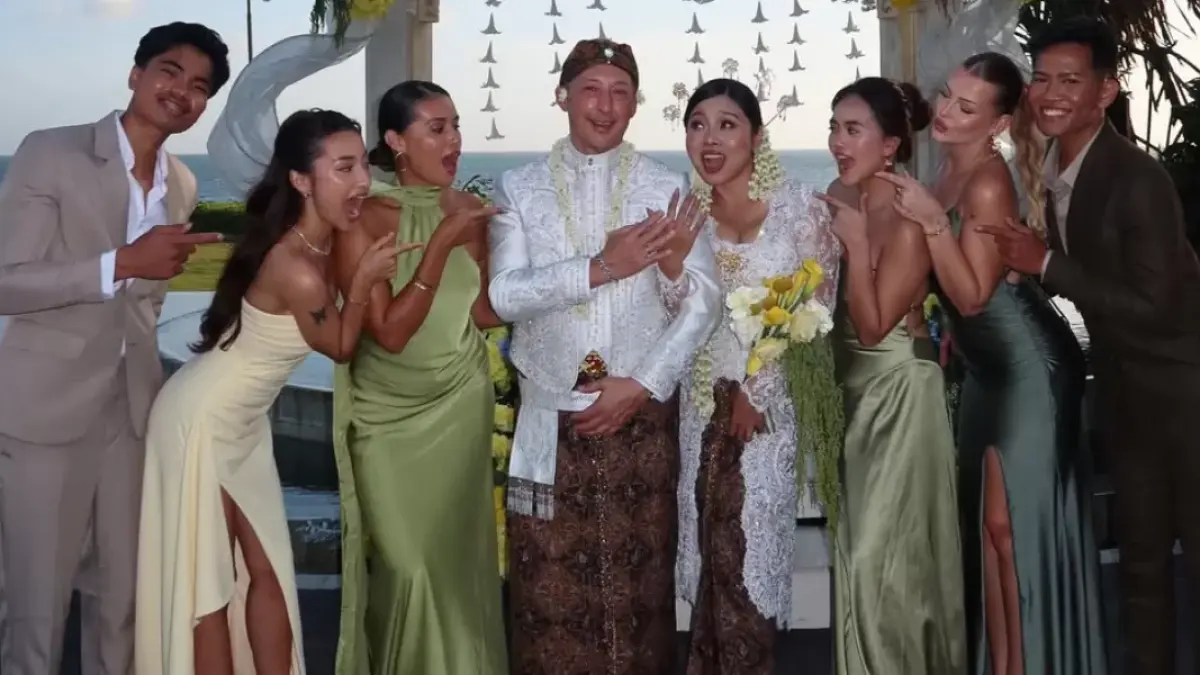 Momen pernikahan Richardo Benito dan Dyah Ersari di Bal bersama keluarga terdekat. (@jennifercoppenreal20)