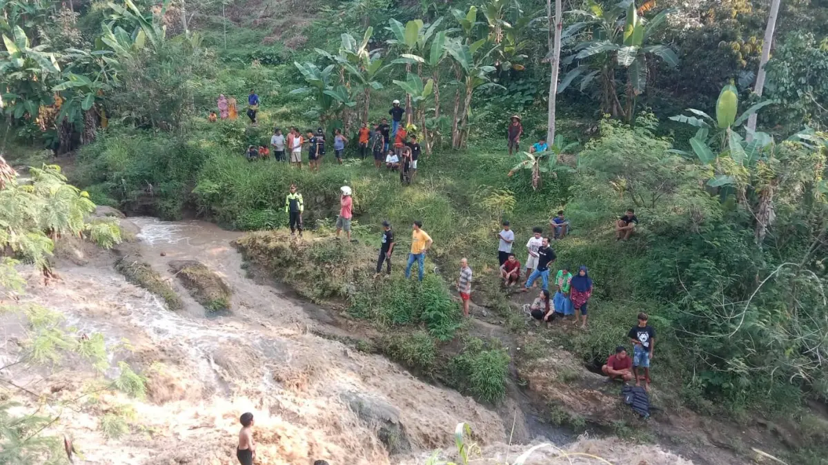 Tiga remaja terjebak air bah saat memancing di Sungai Gembong, Jumantono, Karanganyar. (IST)