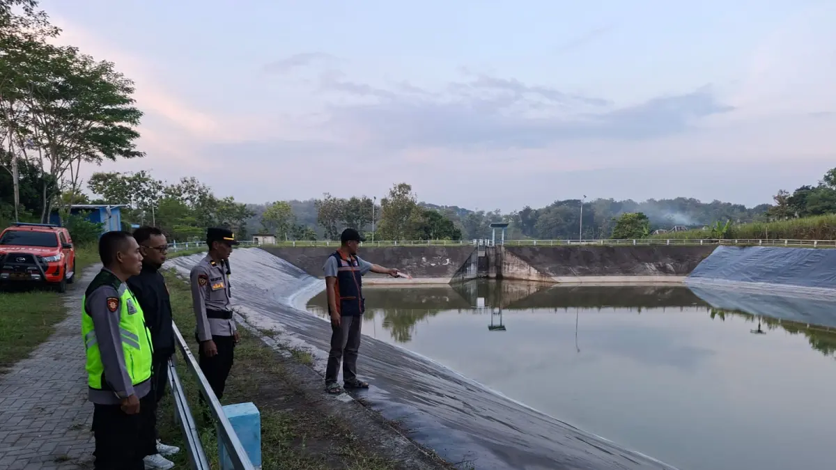 Tragedi tenggelam di Embung Sigit Sragen menewaskan ibu dan anak asal Karanganyar. (AHMAD KHAIRUDIN/SOLOBALAPAN.COM)