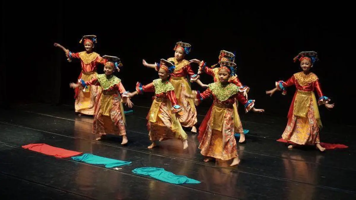 Yapong Dance. (From: Pinterest)