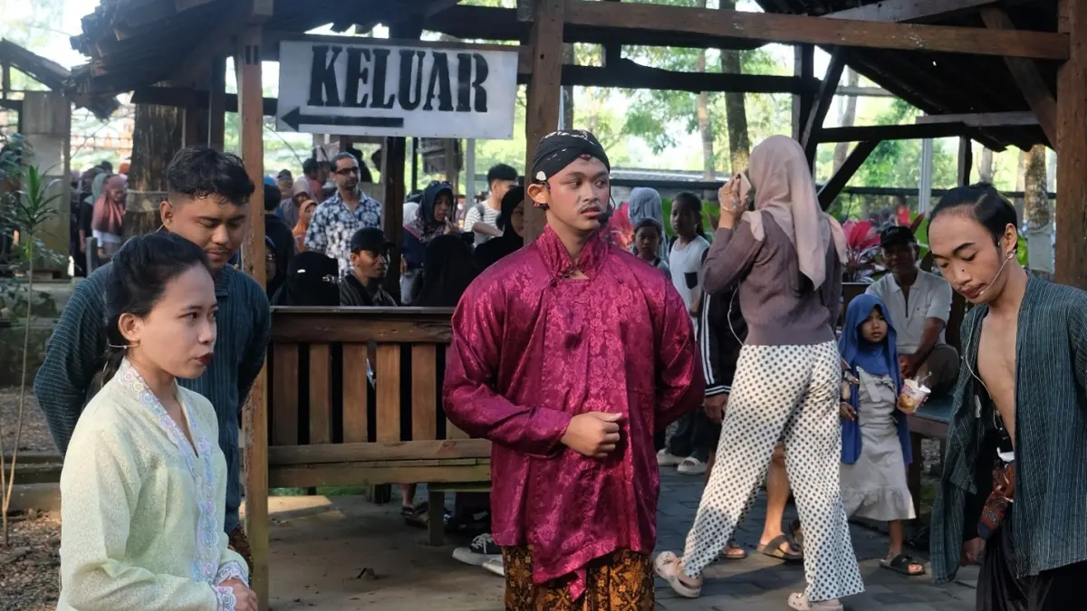 &nbsp;Adegan Kyai Karang sedang menasehati warga yang cekcok hanya karna berbeda pendapat &nbsp;(Dok. Khairul Rizam)